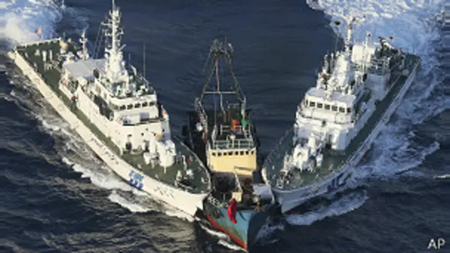 Barco pesquero japonés es asediado por buques de guerra chinos.