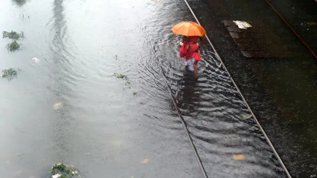 بھارت کے شہر ممبئی میں شدید بارشوں کے نتیجے میں نظام زندگی مفلوج ہو کر رہ گیا ہے۔