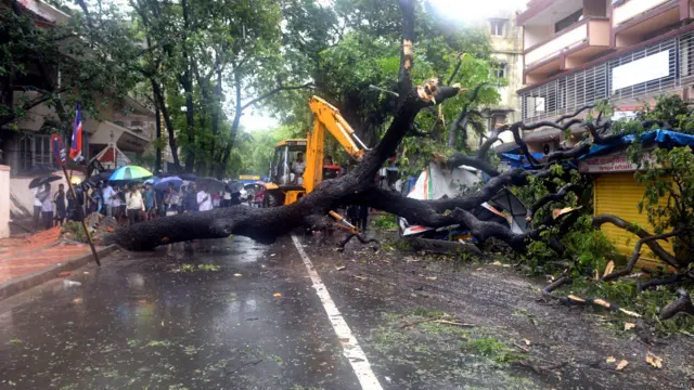 حکام کا کہنا ہے کہ چوبیس گھنٹوں کے دوران پانچ سو ملی میٹر بارش ریکارڈ کی گئی جبکہ آئندہ چوبیس گھنٹوں کے دوران بھی بارش جاری رہنے کا امکان ہے۔ بارش کے نتیجے میں کئی مقامات پر دیواریں اور درخت گر گئے۔ اطلاعات کے مطابق بارش کے نتیجے میں کرنٹ لگنے سے دو افراد ہلاک بھی ہوئے ہیں۔