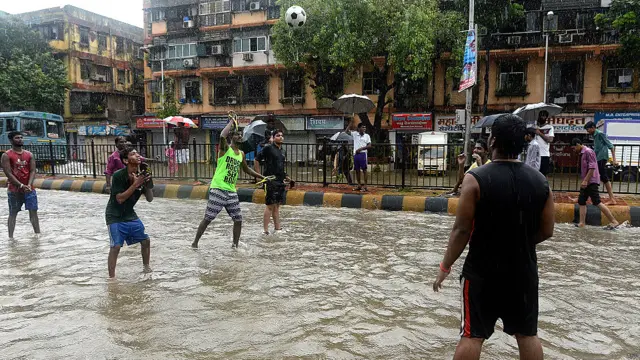 حکام نے لوگوں سے گھروں میں رہنے کی اپیل کی ہے جبکہ سنیچر کو شہر میں سکول اور کالج بند رکھنے کا فیصلہ کیاگیا ہے۔ 