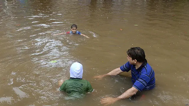 بارش کی وجہ سے سڑکیں تلابوں کا منظر پیش کر رہی ہیں اور حکام پانی کو نکالنے کی کوششیں کر رہے ہیں جبکہ سرکاری نیوز ایجنسی پی ٹی آئی کے مطابق نیوی کے حکام کو بھی الرٹ رہنے کی ہدایت کی گئی ہے۔