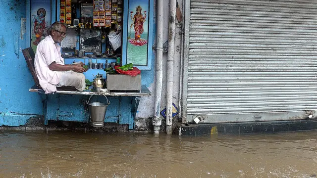 بارش کی وجہ شہر میں کاروباری سرگرمیاں بھی بری طرح متاثر ہوئی ہیں۔