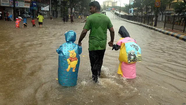 بارش کی وجہ سے والدین کو اپنے بچوں کو سکول سے واپس لانے میں مشکلات کا سامنا رہا اور اسی وجہ سے سنیچر کو سکول بند رہیں گے۔