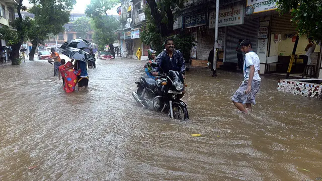 سڑکوں پر پانی جمع ہونے کی وجہ سے گاڑیوں اور بسوں کی آمد و رفت ممکن نہیں رہی اور موٹر سائیکل چلانے میں میں مشکل رہی۔