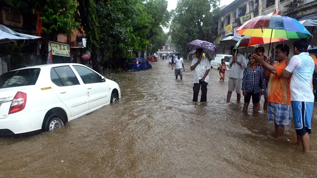 سڑکوں پر پانی کی وجہ سے سڑکوں پر گاڑیوں کے بند ہونے کے منظر عام تھے۔