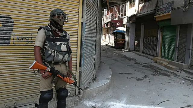 श्रीनगर में तैनात सुरक्षाकर्मी