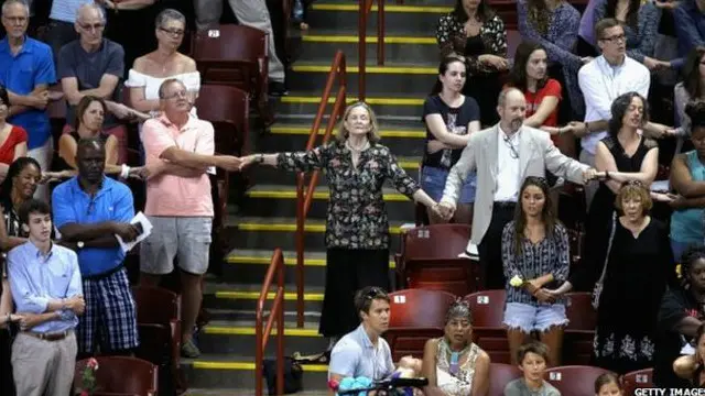 Hàng nghìn người đã đến dự lễ tưởng niệm các nạn nhân tại một sân vận động ở Charleston