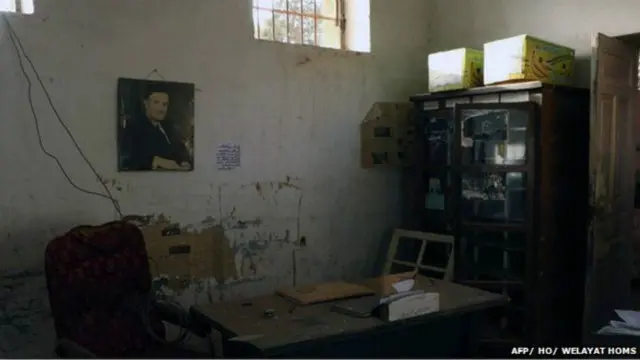 جیل کے سابق قیدی نے ایمنسٹی کو بتایا کہ اس میں سات صحن ہیں جبکہ 40 سے 50 ڈارمیٹوریز ہیں جبکہ 39 چھوٹے سیل ہیں