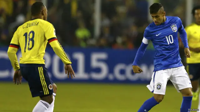 نيمار أمام لاعب كولومبيا زونيغا الذي أصابه في نهائيات كأس العالم 2014