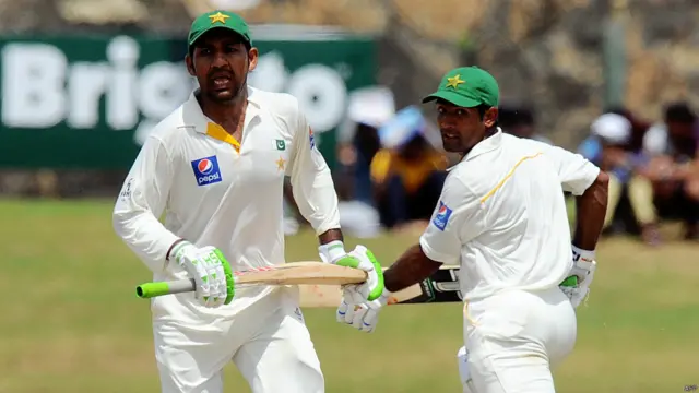 گال ٹیسٹ کے چوتھے دن اسد شفیق اور سرفراز احمد لڑکھڑائی ہوئی پاکستانی بیٹنگ کے لیے سہارا ثابت ہوئے۔