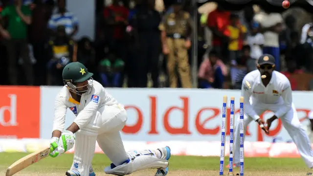 اس دوران سرفراز احمد نے ٹیسٹ کرکٹ میں ایک ہزار رنز مکمل کیے لیکن سنچری سے چار رنز کی دوری پر بولڈ ہوگئے۔