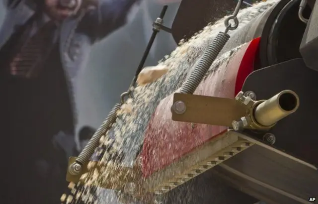 在销毁现场，一件件象牙制品被送上输送带，传送到压碎机逐个粉碎。