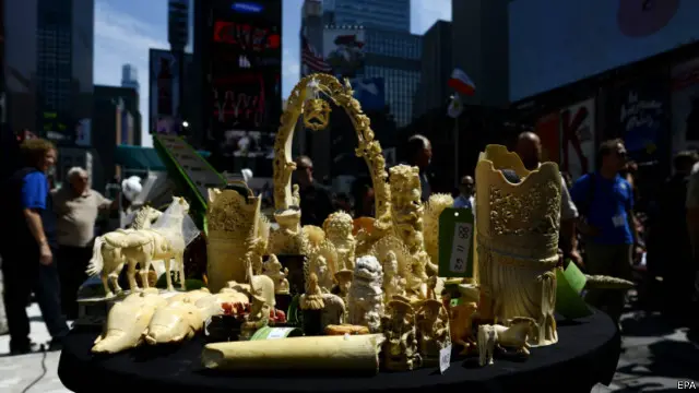 图为即将被销毁的象牙制品