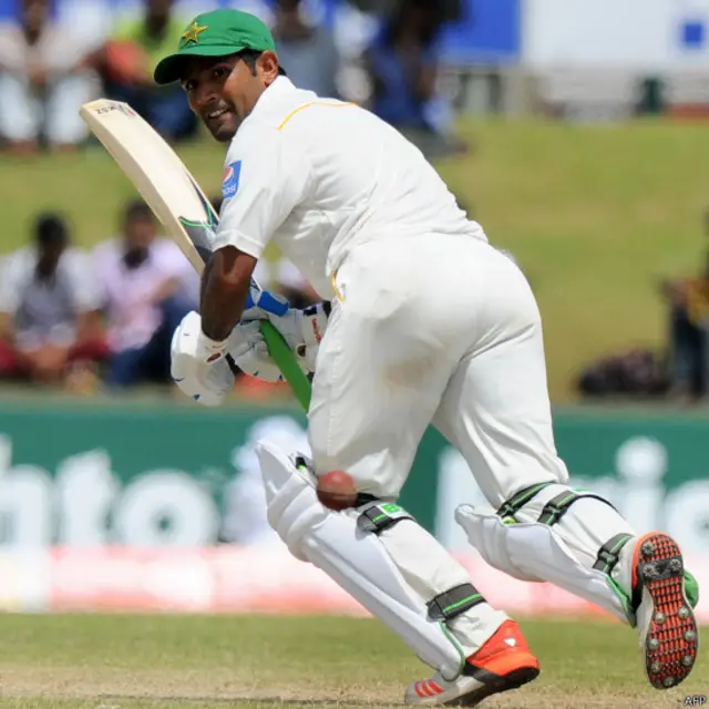 سرفراز کے جانے کے بعد اسد شفیق نے دوسرا اینڈ سنبھالے رکھا اور ذمہ دارانہ انداز میں کھیلتے ہوئے پاکستان کو برتری دلوا دی۔