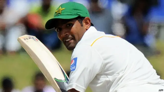 اسد شفیق نے اپنی ساتویں ٹیسٹ سنچری 208 گیندوں پر چار چوکوں کی مدد سے مکمل کی