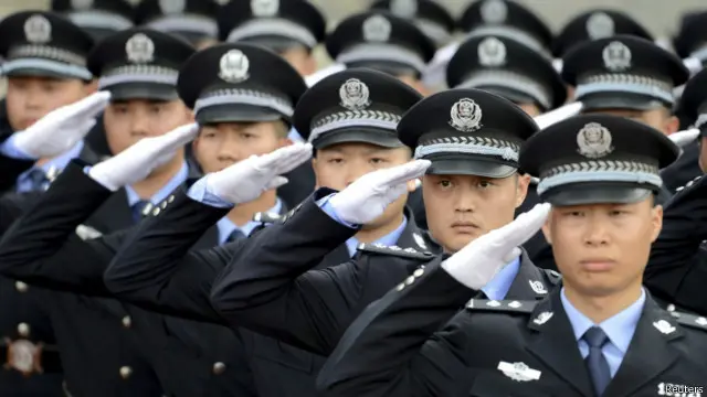 پولیس کے مداخلت کرنے پر اہلکاروں پر حملہ کیا گیا اور ان سے خاتون کی لاش کے سامنے گھٹنے ٹیکنے پر مجبور کیا گیا