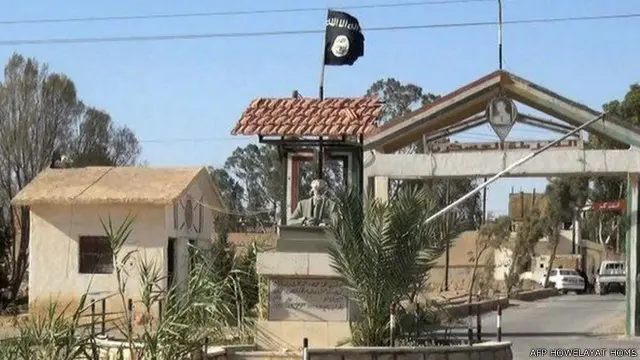 شُيد سجن تدمُر بنظام بانوبتيكون، وهو نوع من السجون يصمم بشكل معين ويسمح للحراس برؤية جميع السجناء داخل الزنازين