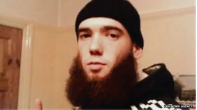 Evans avait été arrêté par la police de Londres, lorsqu'il tentait de se rendre au Kenya, en 2011.