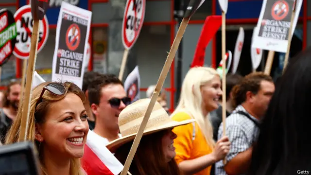 参加游行的明星包括歌手夏洛特·彻尔西（Charlotte Church）