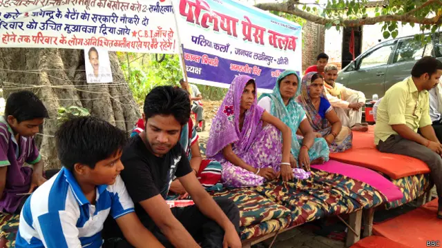 शाहजहाँपुर में धरने पर बैठा पत्रकार जगेंद्र सिंह का परिवार