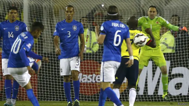 نيمار صوب الكرة في أحد لاعبي كولومبيا إثر اطلاق الحكم صافرة نهاية مباراة الفريقين