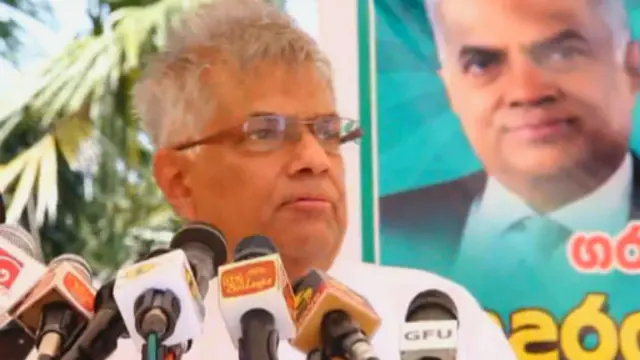 "අගමැති අපේක්ෂකයා වෙලා කරුණාකරලා ඡන්දෙට එන්න කියල මම ඉල්ලීමක් කරනවා. බයනම් ගෙදර ඉන්න"