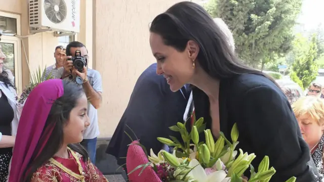 لقيت أنجلينا جولي ترحيبا بمقدمها عند وصولها إلى مقر بلدية ماردين