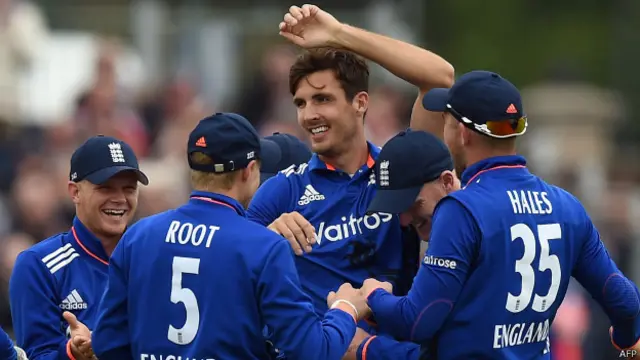 سٹیون فن نے 73 رنز کے عوض دو وکٹیں حاصل کیں۔