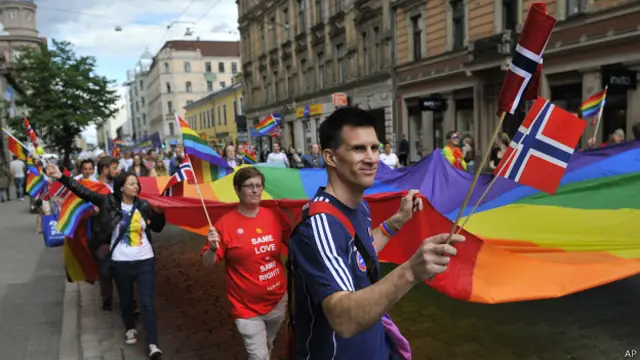 Участники прайда под норвежскими флагами