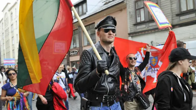 Участники Европрайда под литовским флагом