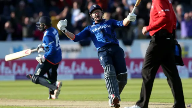 انگلینڈ کی جیت میں اہم کردار جونی بیئر سٹو نے ادا کیا۔ انھوں نے 11 چوکوں کی مدد سے 83 رنز بنائے اور آؤٹ نہیں ہوئے