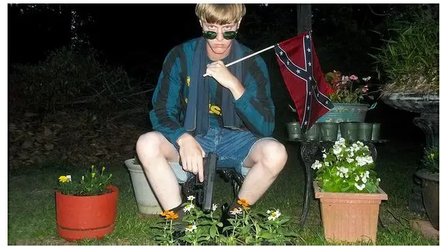 دیلان روف با پرچم کنفدراسیون؛ بیرق ایالت‌های جنوبی آمریکا در جنگ داخلی که می‌خواستند برای حفظ برده‌داری از ایالات متحده جدا شوند