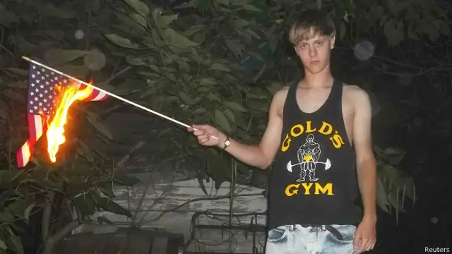 В интернете обнаружен вебсайт с множеством фотографий человека, похожего на Диланна Руфа, обвиняемого в расстреле девяти чернокожих в церкви в городе Чарльстон (штат Южная Каролина).