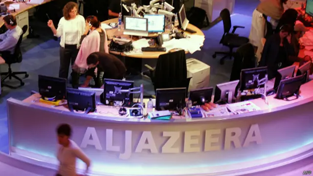 مصر کی ایک عدالت نےگذشتہ برس احمد منصور کے خلاف تشدد کے الزام کے تحت ان کی غیر حاظری میں انھیں 15 برس قید کی سزا سنائی تھی