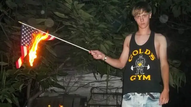 Dylann Roof dengan muka dingin dan bendera AS yang dibakar