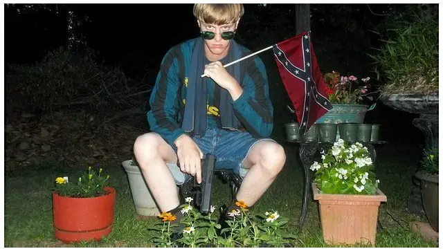 Dylan Roof dengan bendera konfederasi dan senjata di genggaman