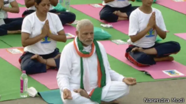 योगासन करते नरेंद्र मोदी
