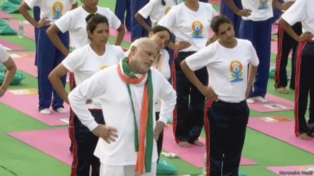 بھارتی وزیر اعظم نریندر مودی نے بھی یوگا کے بعض پوز میں شرکت کی