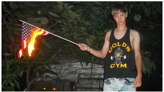 Ông Dylann Roof đốt quốc kỳ Mỹ trong một hình được đăng tải trên mạng