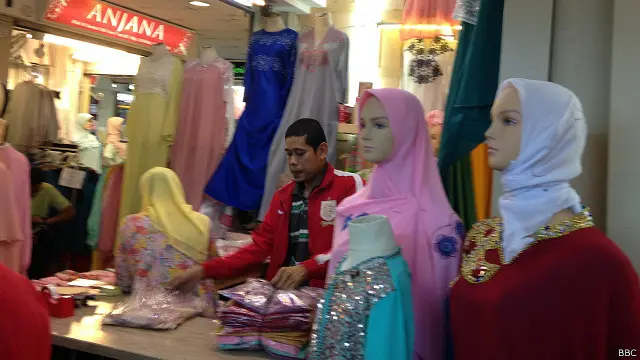 Kemunculan trend baru jilbab syar'i tidak terlepas dari himbauan para pemuka Islam yang meminta model jilbab tidak "menjauhi" apa yang disebut Hukum Islam.