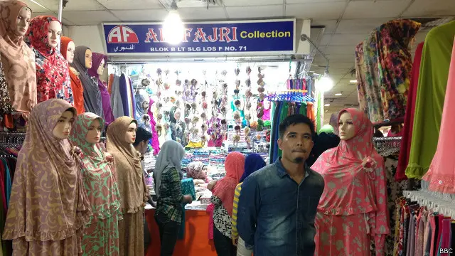 Pedagang busana muslim, Ifrel, dengan koleksi baju syar'i miliknya di Pasar Tanah Abang, Jakarta.
