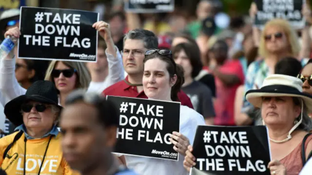 Para pendemo mendesak pejabat dan anggota parlemen negara bagian menghapus atribut-atribut Konfederasi pada properti negara.