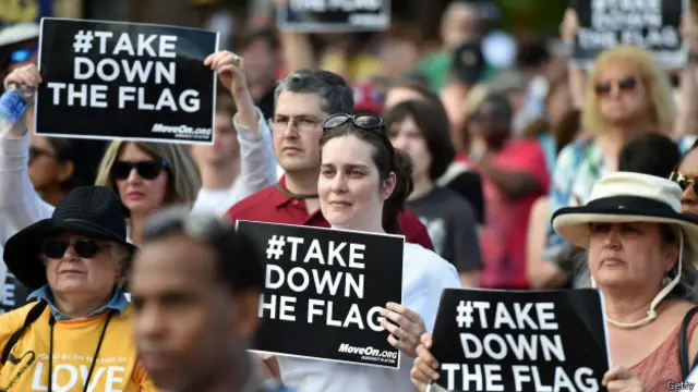 示威者手举标语