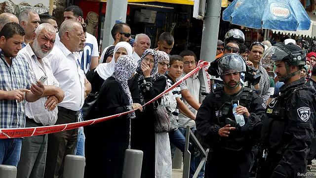 انتشرت الشرطة الإسرائيلية في موقع الحادث