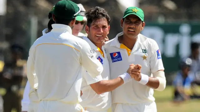 یاسر شاہ نے اپنے کریئر کی بہترین باولنگ کرتے ہوئے 76 رنز دے کر سات کھلاڑیوں کو نشانہ بنایا۔