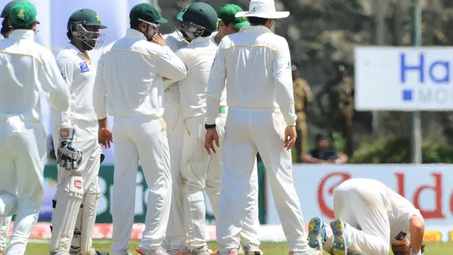 کھیل کی پہلی ہی گیند پر یاسر شاہ نے پاکستان کو کامیابی دلائی لیکن انھیں دوسری اور چوتھی وکٹ حاصل کرنے کے لیے خاصا انتظار کرنا پڑا۔