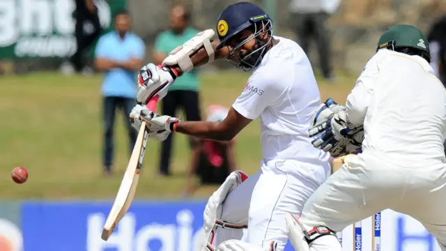 پاکستانی بولروں نے آخری دن کے کھیل کے دوران عمدہ بولنگ کا مظاہرہ کیا۔