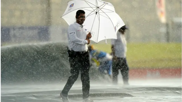 گال ٹیسٹ بارش کے باعث متاثر ہوا، اور پہلے دن کا کھیل مکمل طور پر بارش کی نذر ہو گیا۔