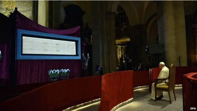 Понтифик несколько минут беззвучно молился перед плащаницей 