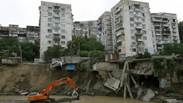 Экскаватор на реке Вере, которая вышла из берегов в ночь с 13 на 14 июня